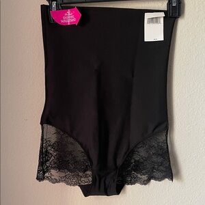 Maidenform No Pinch waistband Shapewear  
NEW with Tags . Black
